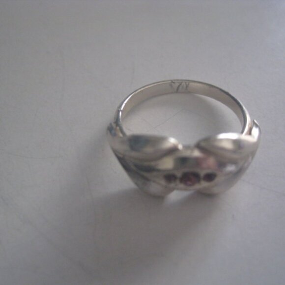 Silver Tone Ring w/ 3 Pink Glass Stones - Picture 11 of 12
